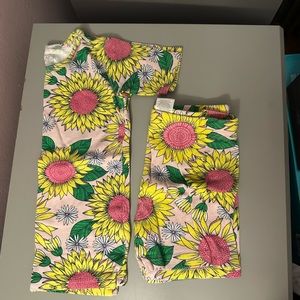 The children place sunflower short PJs. Size 4T